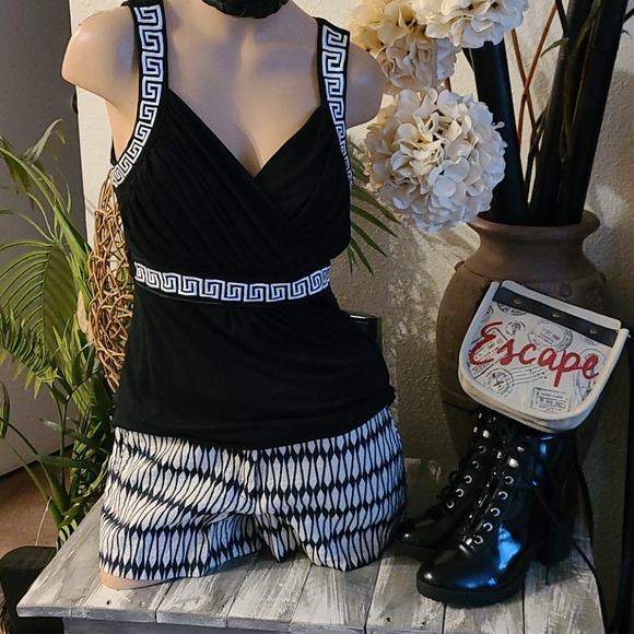 SHORTS BLACK WHITE GEOMETRIC PRINT,RETRO SHORT - Picture 1 of 16